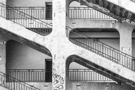 Fotografía de una parte de las escaleras de la Traboule de la Cour des Voraces.