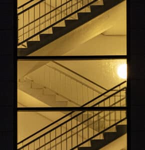 Foto vertical con proporción estilizada de la escalera interior de un edificio
